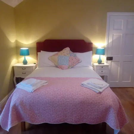 Abbeyview House And Glamping לינה וארוחת בוקר