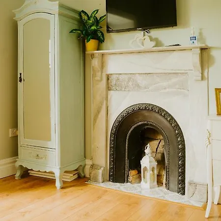 לינה וארוחת בוקר Abbeyview House And Glamping 4*