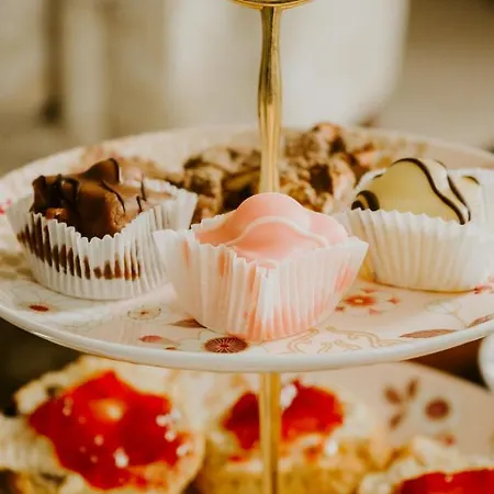 לינה וארוחת בוקר Abbeyview House And Glamping 4*