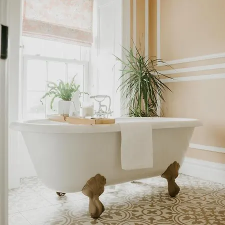 Abbeyview House And Glamping 4*