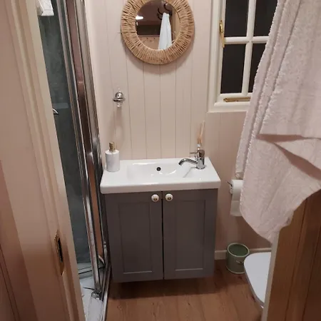 Abbeyview House And Glamping לינה וארוחת בוקר