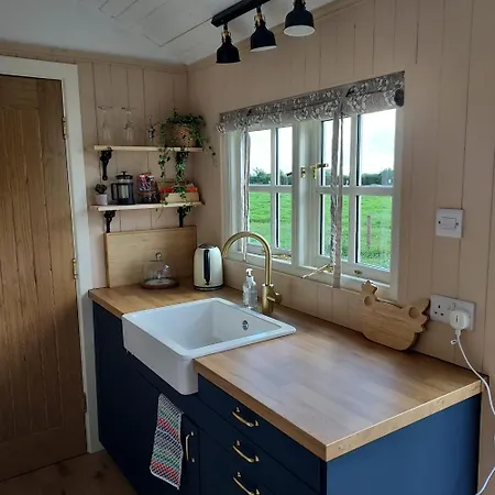 Abbeyview House And Glamping Bed & Breakfast 3*